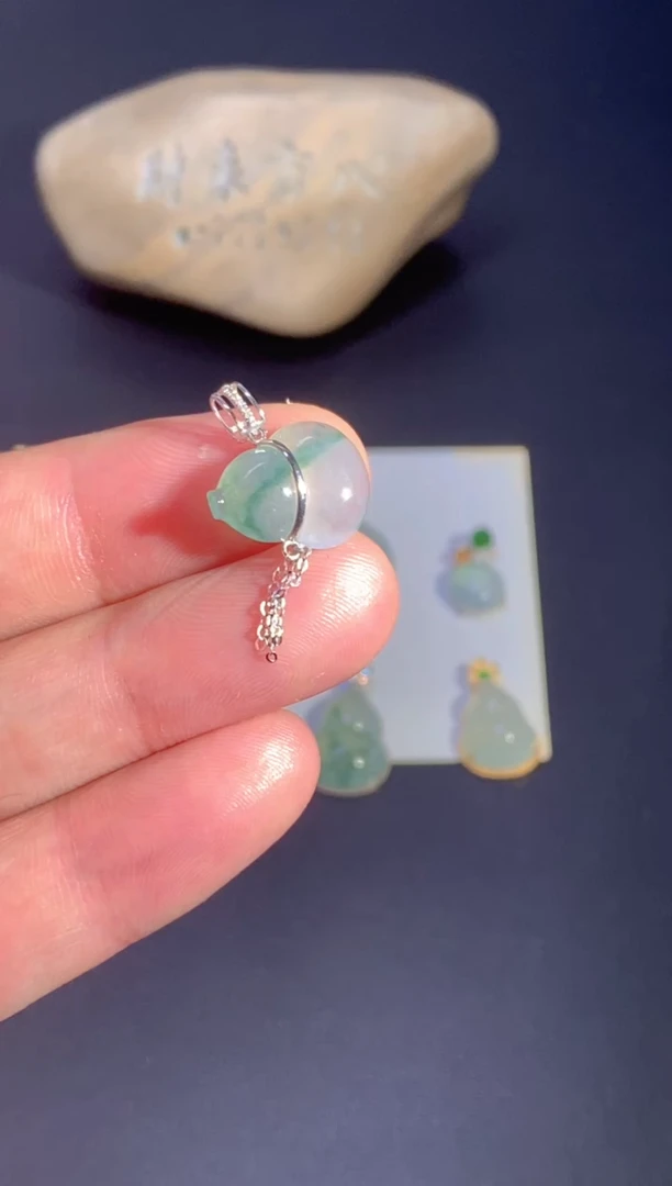 颈饰18K金镶嵌翡翠