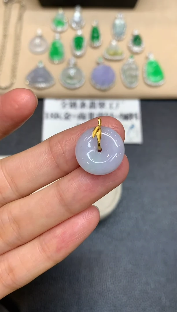 颈饰18K金镶嵌翡翠平安扣【无服务费