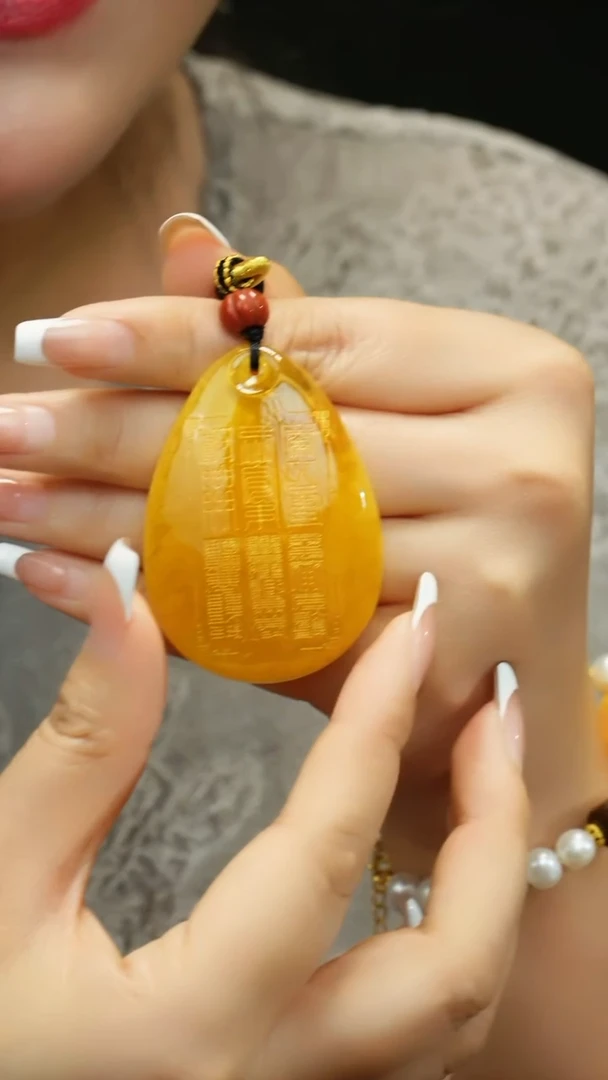 琥珀吊坠(不含链)未镶嵌鎏金雕刻水滴吊坠 19.59g