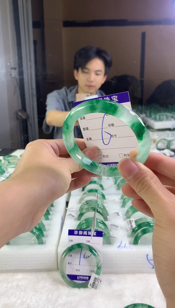 未镶嵌手镯石英质玉（非洲翠）l****i1