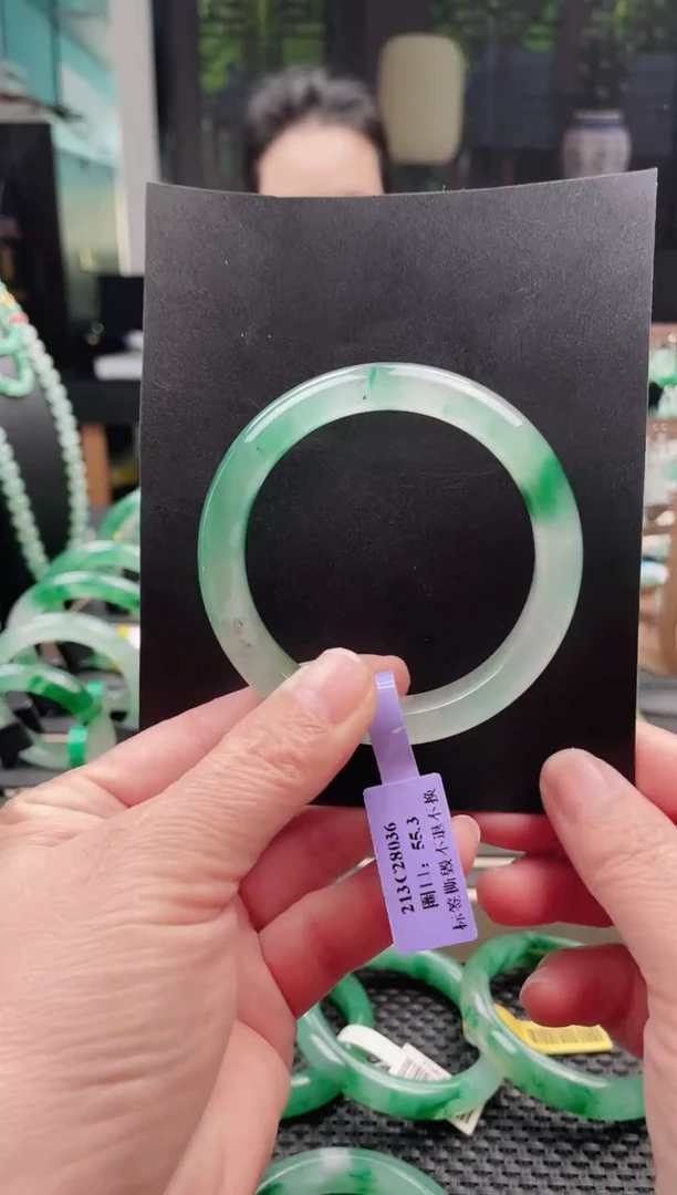 未镶嵌手镯石英质玉（非洲翠）手镯