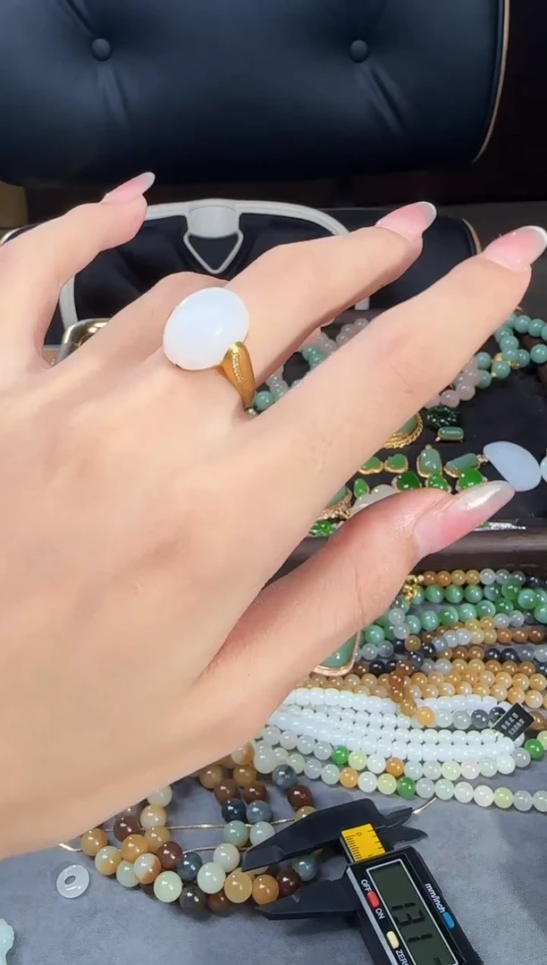 18K金镶嵌戒指和田玉1