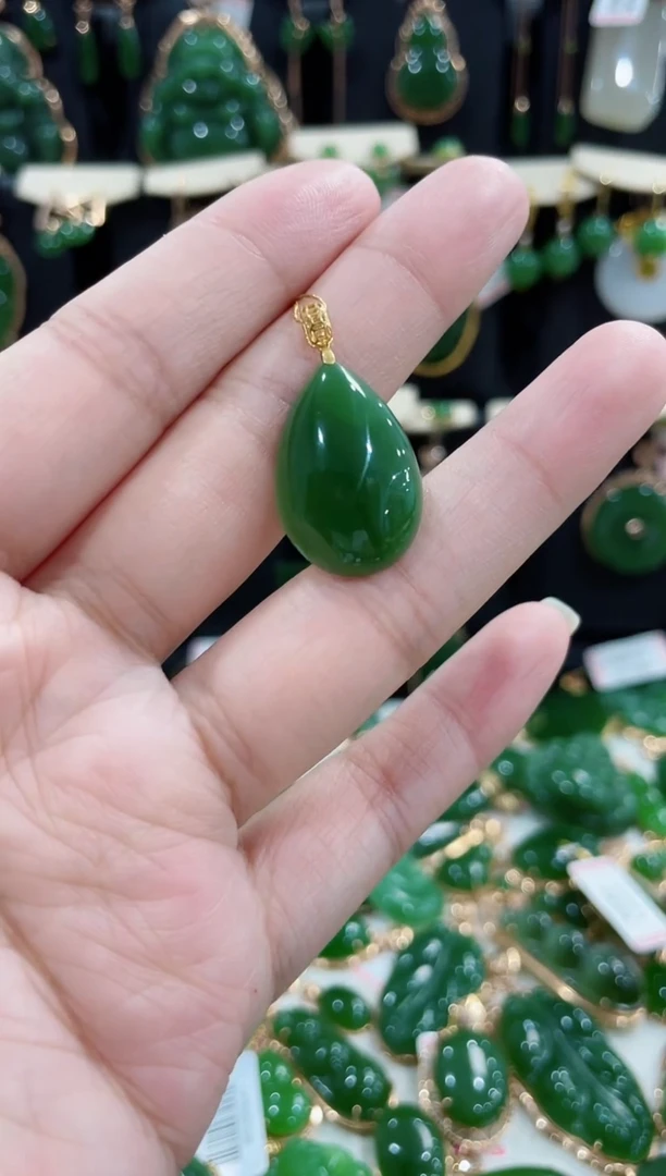 颈饰18K金镶嵌和田玉（碧玉）水滴