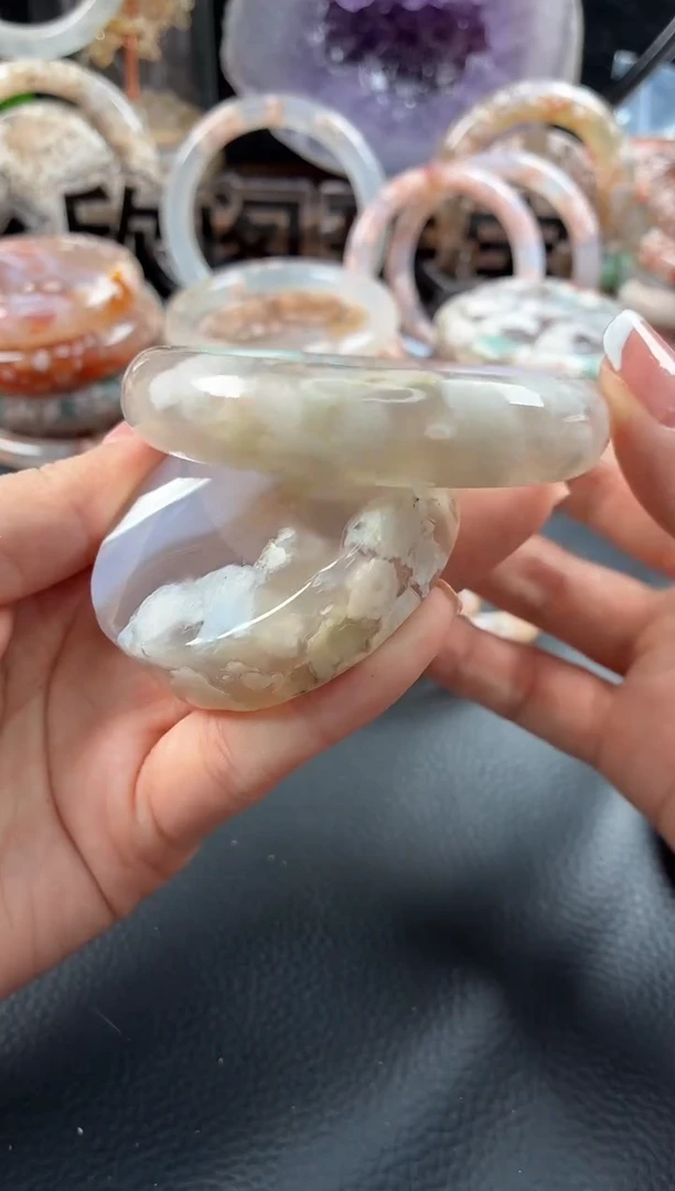 未镶嵌手镯（圆镯）石英质玉56