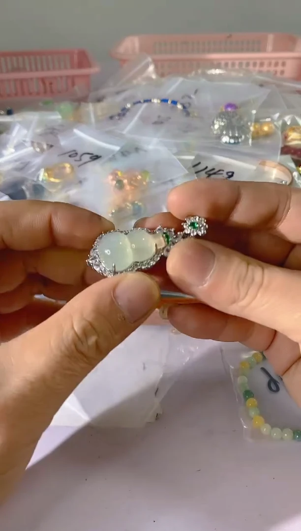 【闪购商品】水晶颈饰银S925镶嵌541红宝，蓝宝，多样性发一件赠链