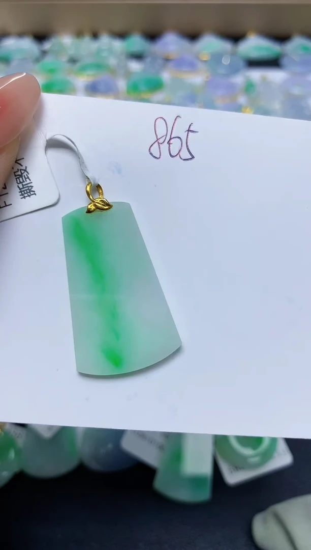 翡翠18K金镶嵌颈饰 天然缅甸翡翠A货