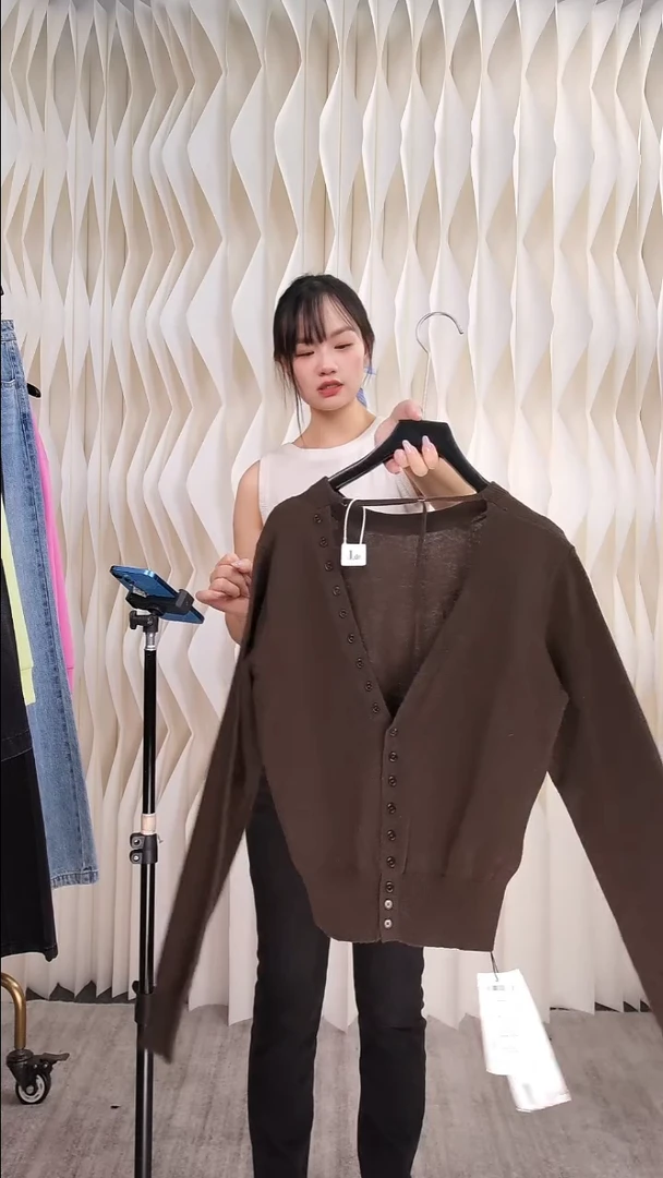 后背V领针织衫均码