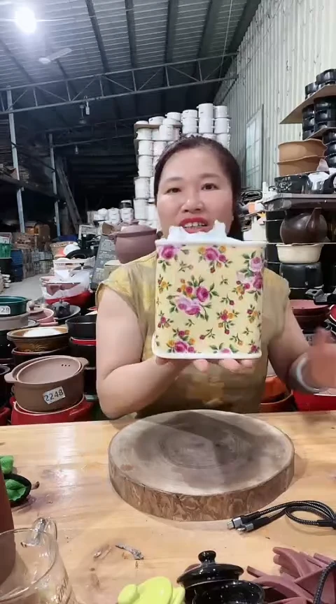 瑕疵黄色方高罐子一个