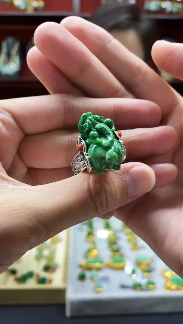 颈饰未镶嵌翡翠戒指