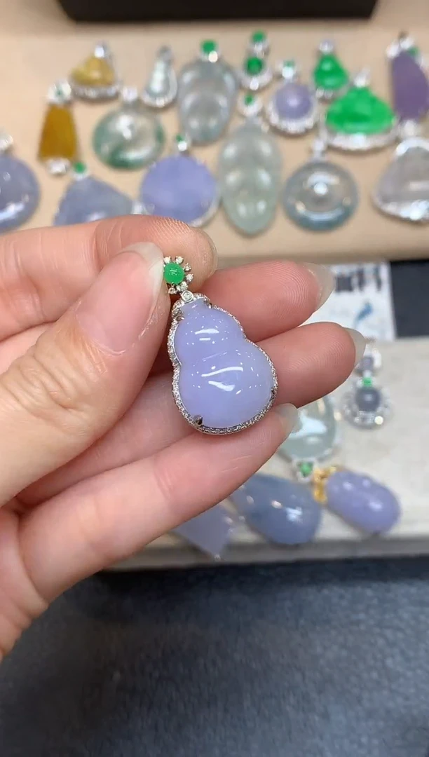 颈饰18K金镶嵌翡翠葫芦【无服务费