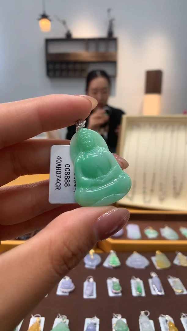 颈饰18K金镶嵌翡翠素衣观音