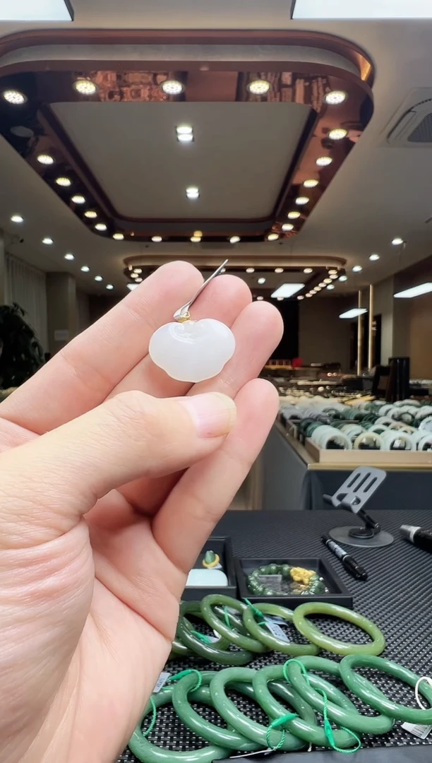 【闪购商品】和田玉挂件18K金镶嵌一个 多样性发1件