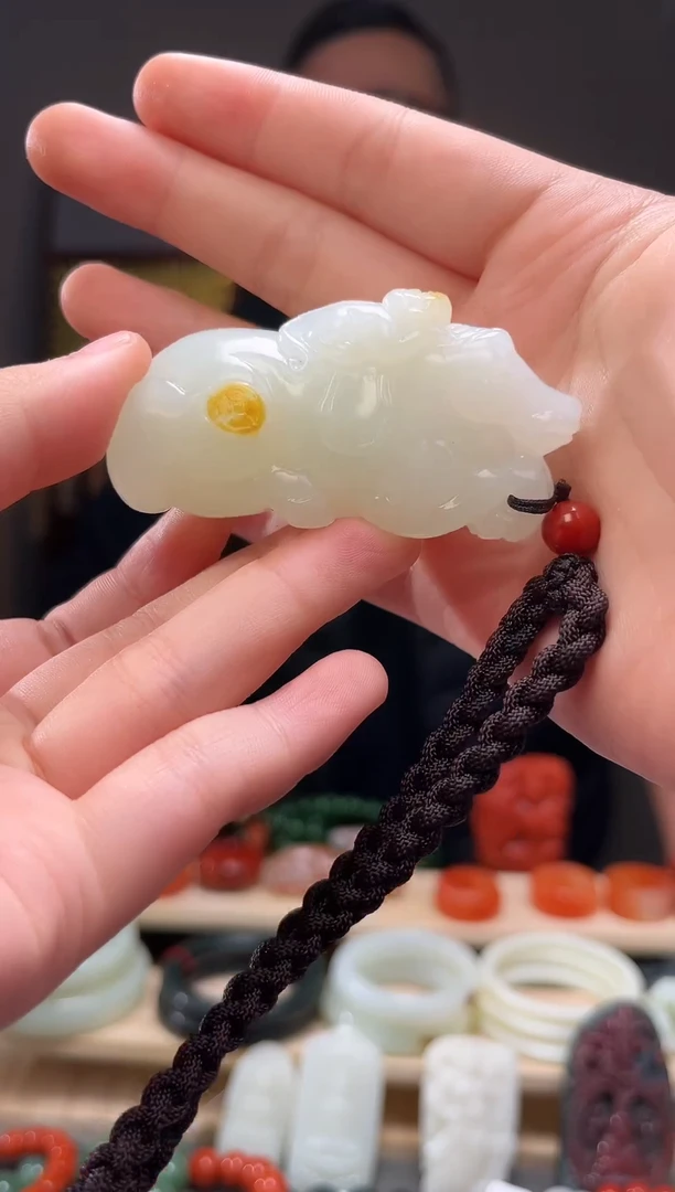 颈饰未镶嵌和田玉吊坠