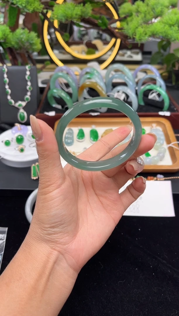 未镶嵌手镯翡翠一****?手镯