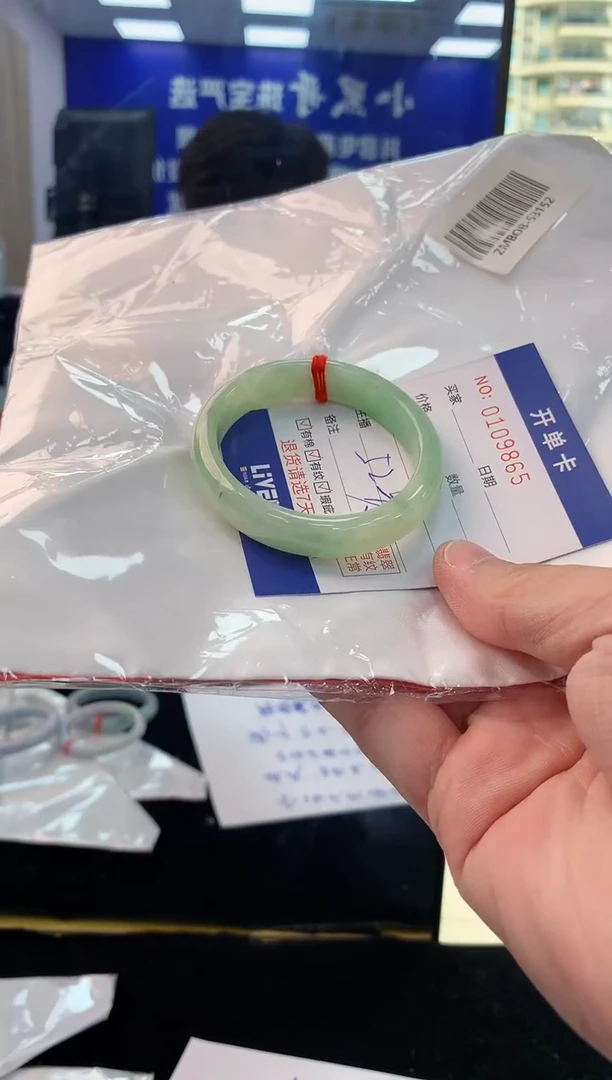翡翠手镯未镶嵌1天然翡翠默认有瑕完美主义者勿拍