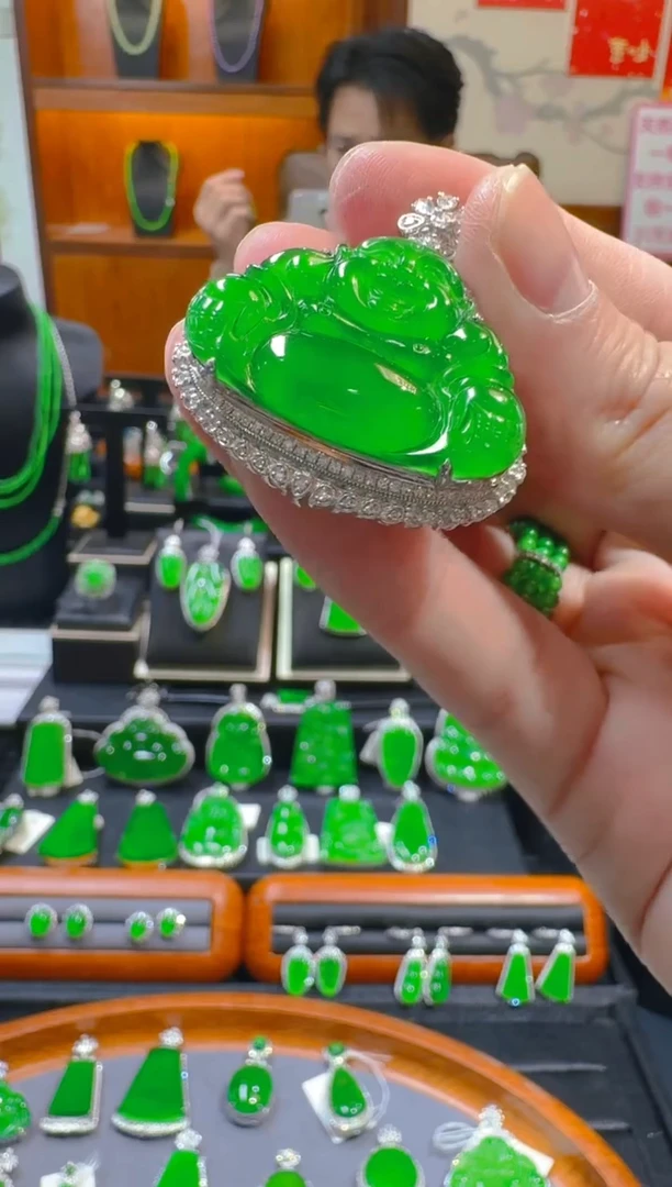 【闪购商品】翡翠吊坠(赠链)18K金镶嵌天然A货翡翠