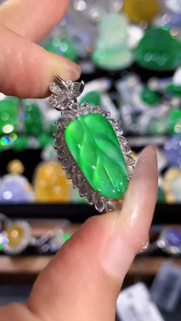 吊坠(不含链)18K金镶嵌翡翠柠**?多样性发其一