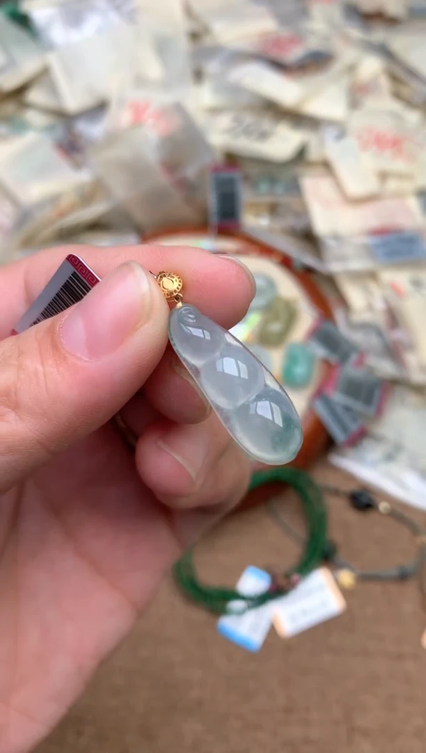 18K金镶嵌挂件翡翠一