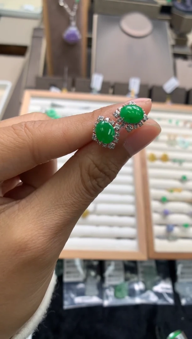 颈饰18K金镶嵌翡翠耳饰