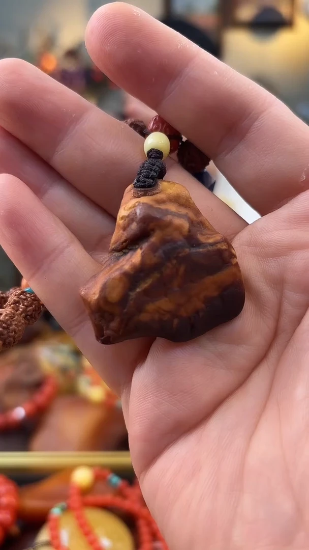 未镶嵌颈饰琥珀挂件