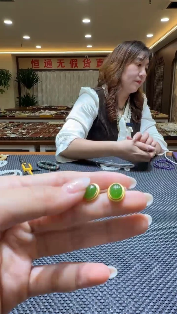 颈饰18K金镶嵌和田玉耳饰一对