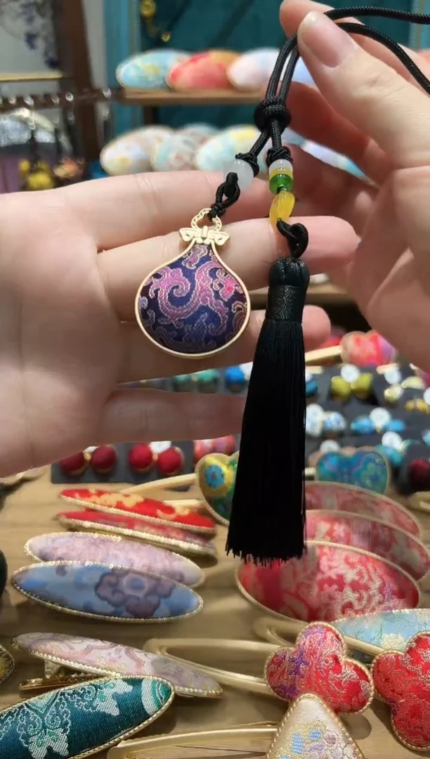 【闪购商品】【一物一拍专车】苏地紫變龙流苏挂件