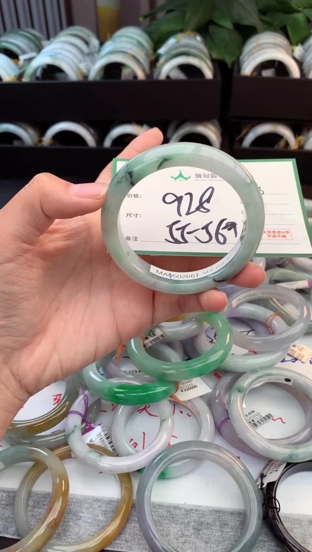 未镶嵌定制翡翠毛货需精细抛光+多人