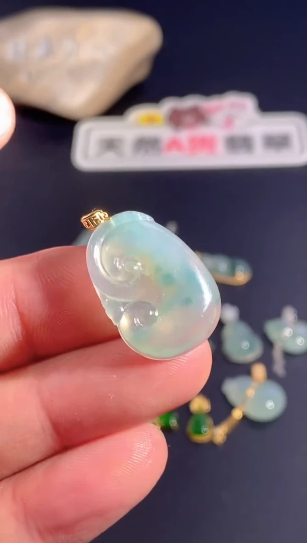 颈饰18K金镶嵌翡翠