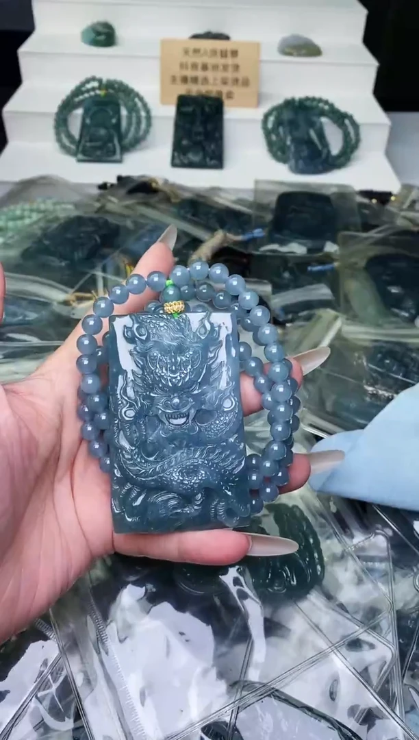 颈饰未镶嵌翡翠