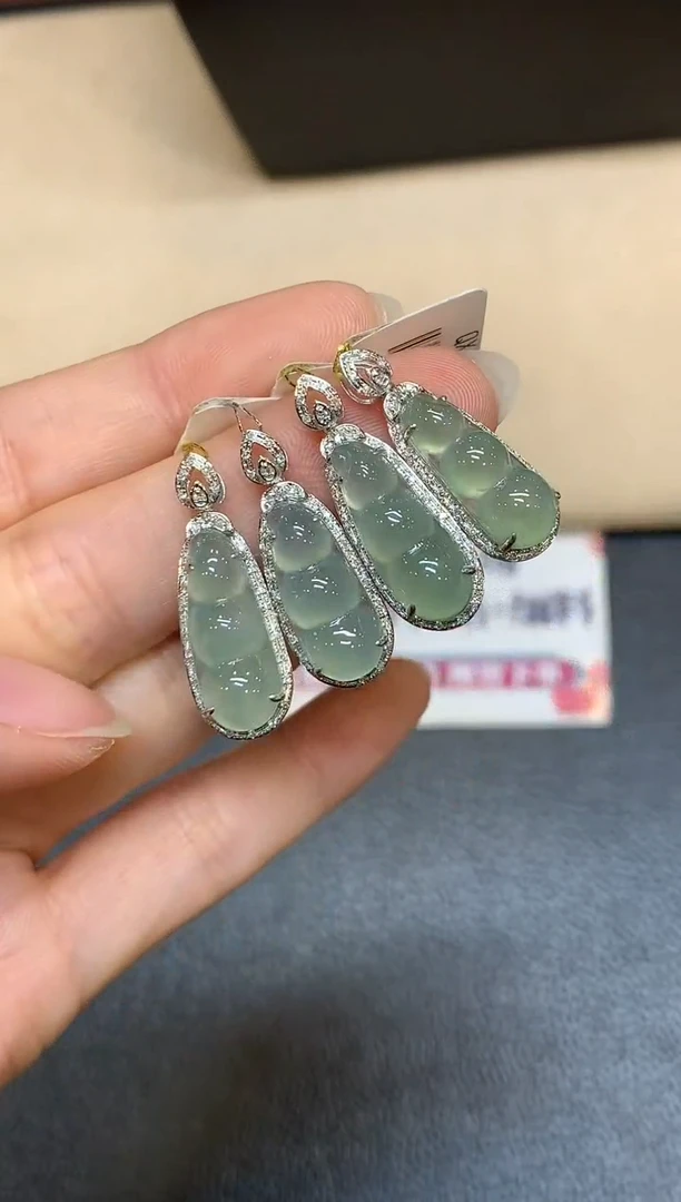 颈饰18K金镶嵌翡翠【无鉴赏期】福豆【多样性发其一