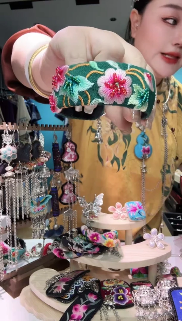 刺绣纯手工苗绣非遗手镯