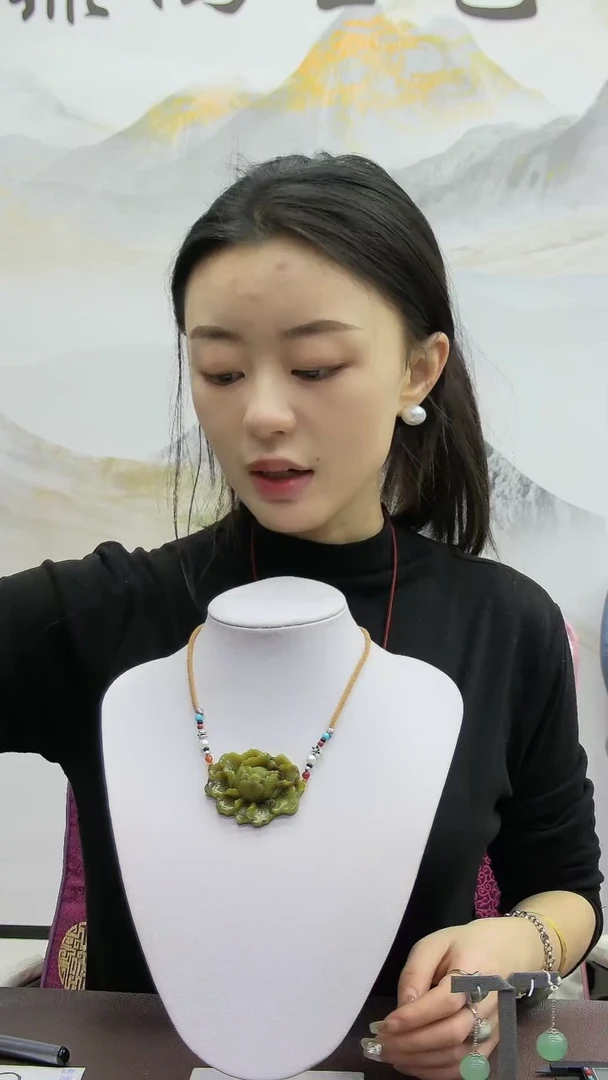 【闪购商品】蛇纹石玉颈饰未镶嵌花