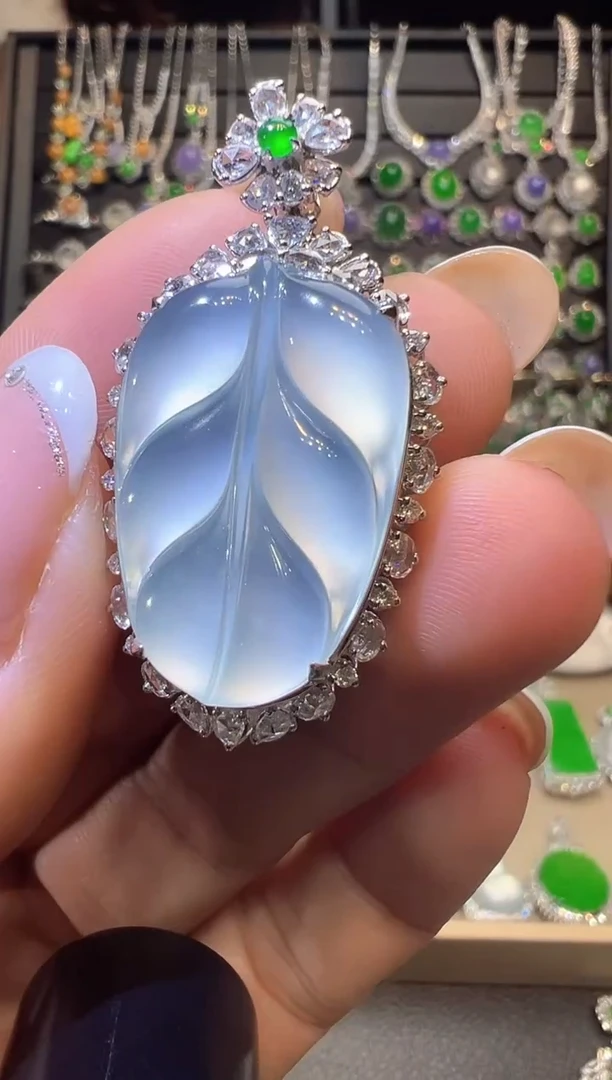 颈饰18K金镶嵌翡翠树叶