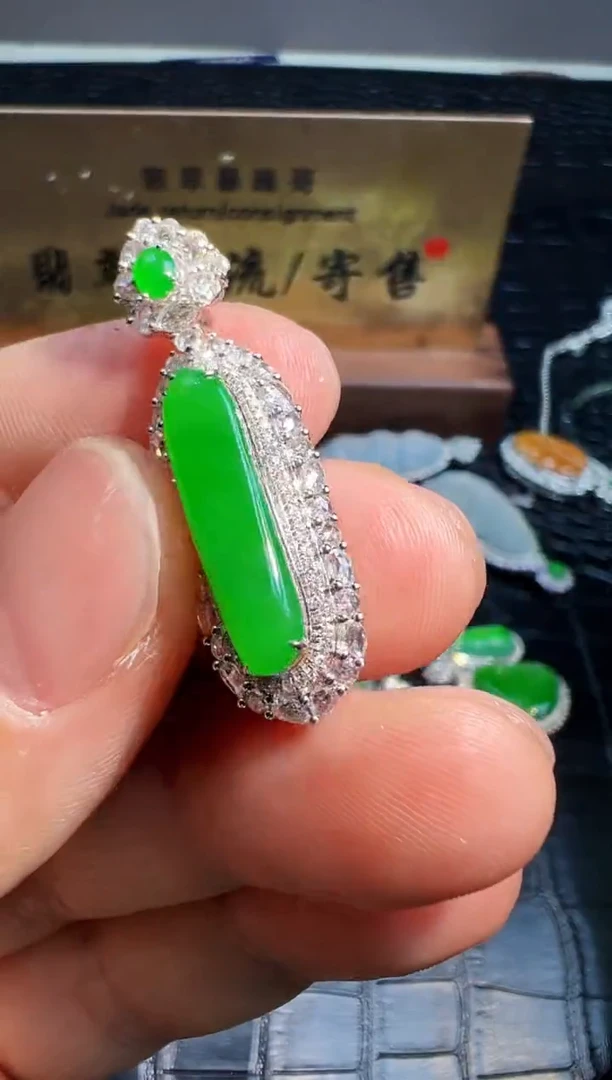 【闪购商品】翡翠颈饰18K金镶嵌翡翠回流