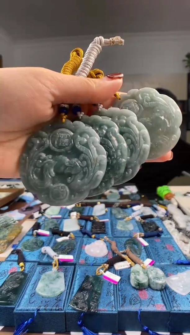 颈饰未镶嵌翡翠  多样性发其一