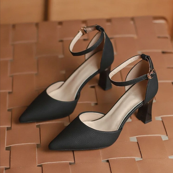 【小潘严选女鞋】2025夏季新品一字扣带中空高跟鞋粗跟尖头凉鞋1913