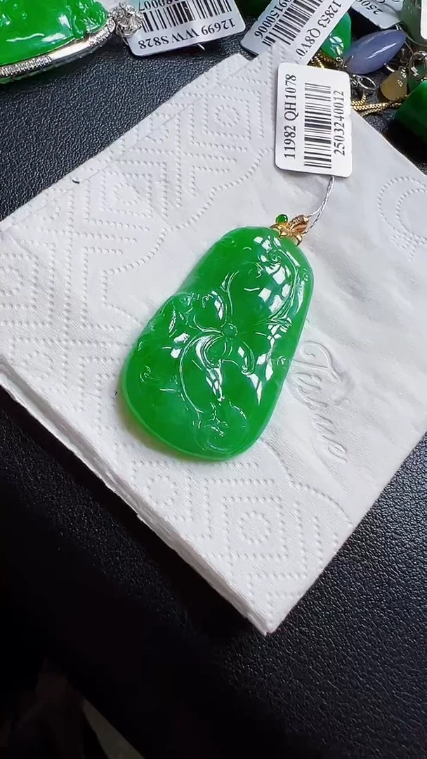 颈饰18K金镶嵌翡翠爱****童荷叶