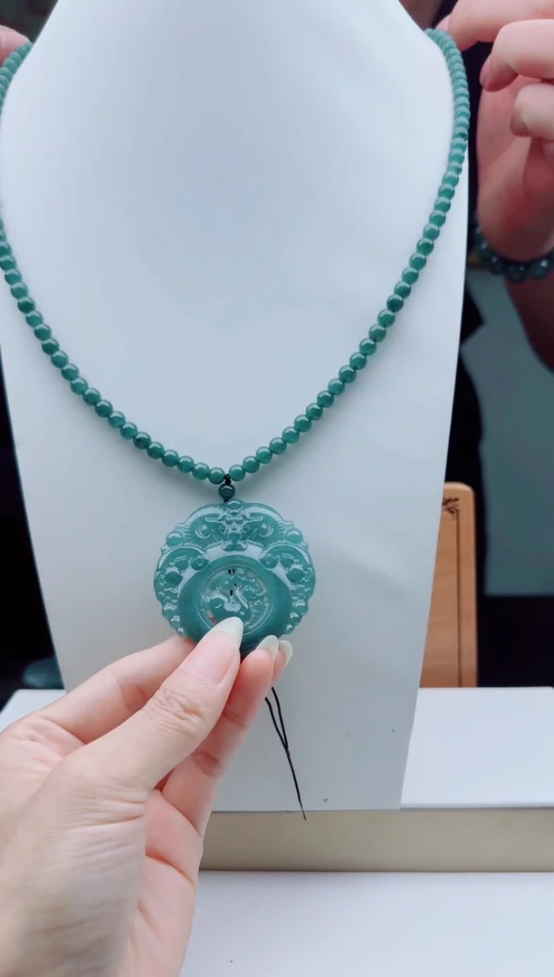 翡翠未镶嵌颈饰多样性发其一