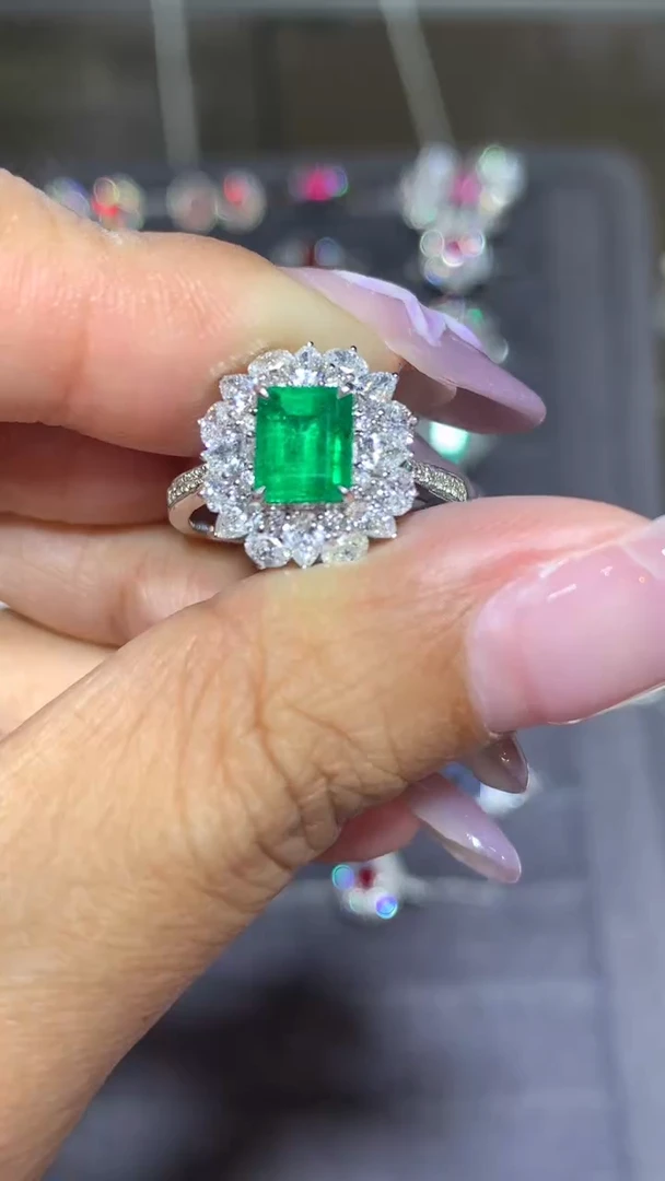 18K金镶嵌戒指祖母绿1.07CT