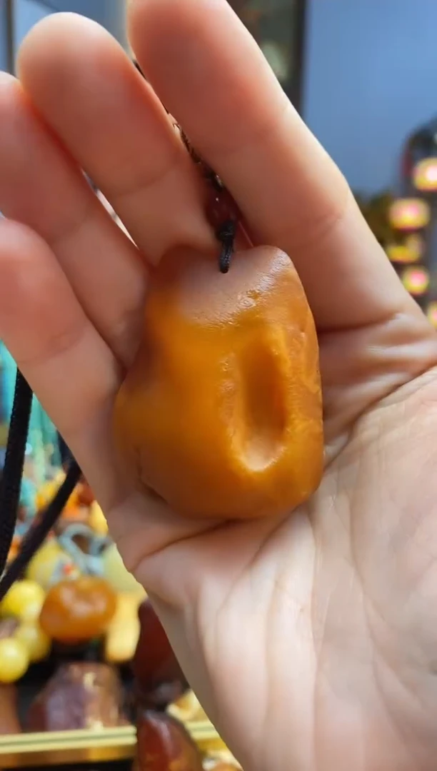 未镶嵌颈饰琥珀吊坠