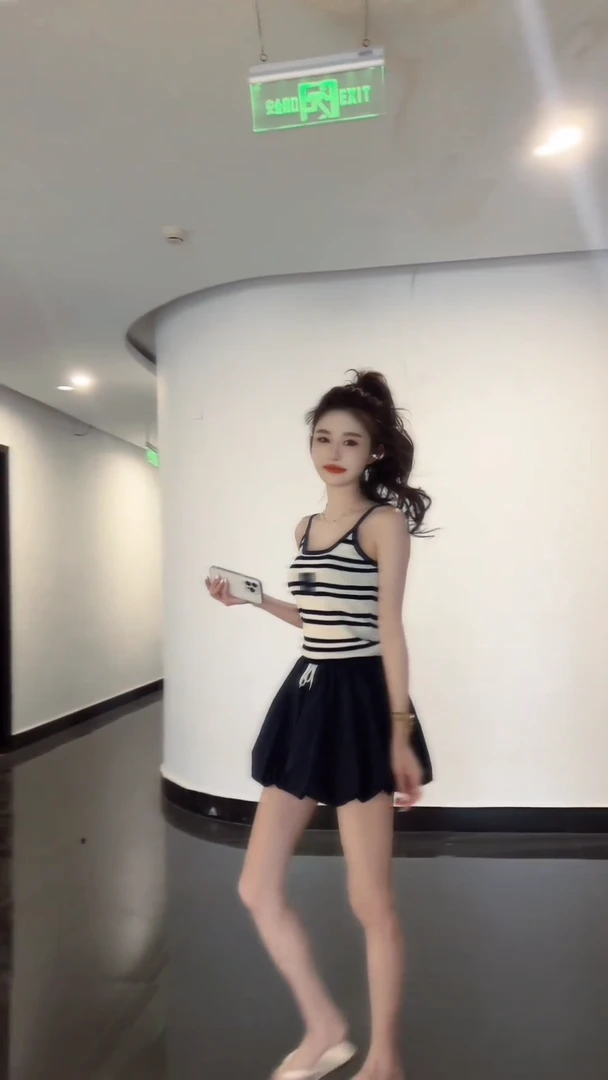 2025夏季新款休闲套装气质显瘦韩系条纹吊带背心女修身时尚半身裙