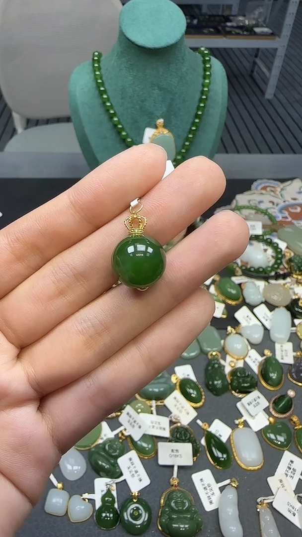 18K金镶嵌和田玉挂件1