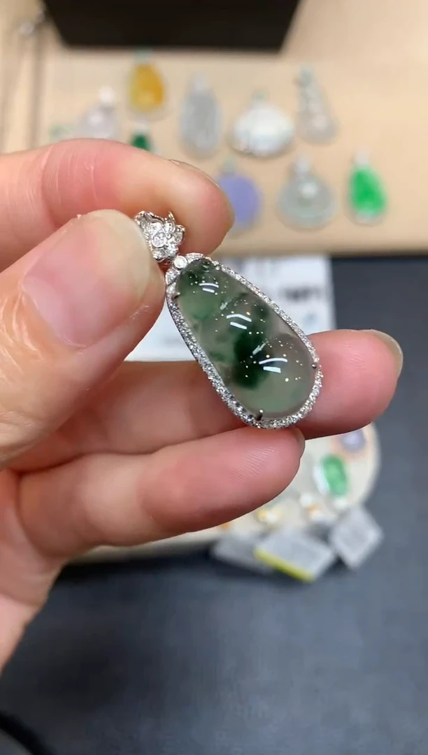 颈饰18K金镶嵌翡翠福豆【无服务费