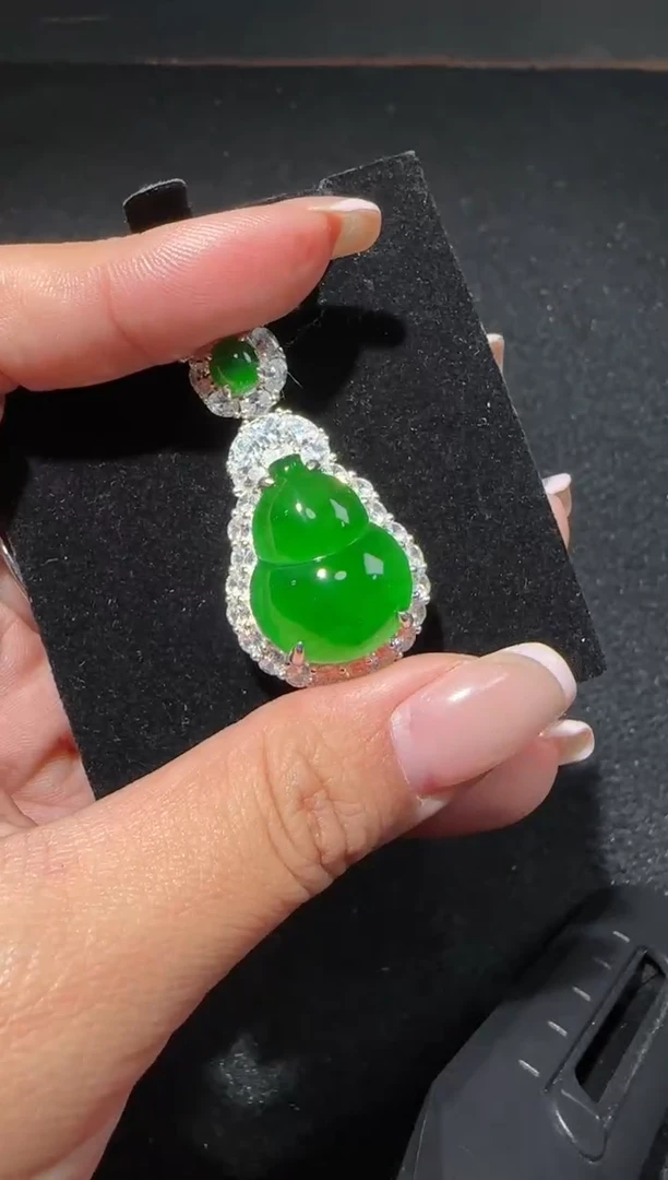 【闪购商品】翡翠吊坠(赠链)银S925镶嵌多样性发货拍一发一