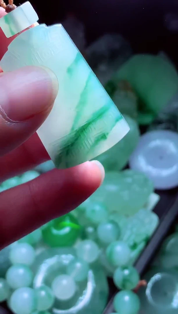 未镶嵌定制翡翠b****?翡翠毛货定制