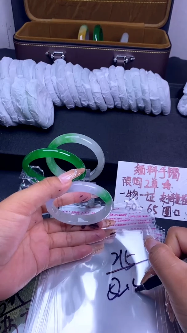 时尚女款缅料手镯215