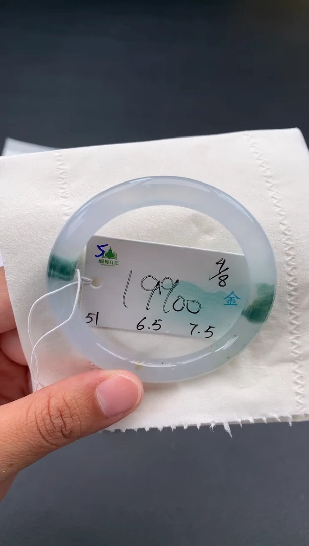 翡翠手镯未镶嵌自带#送人#，联系客服核对地址~