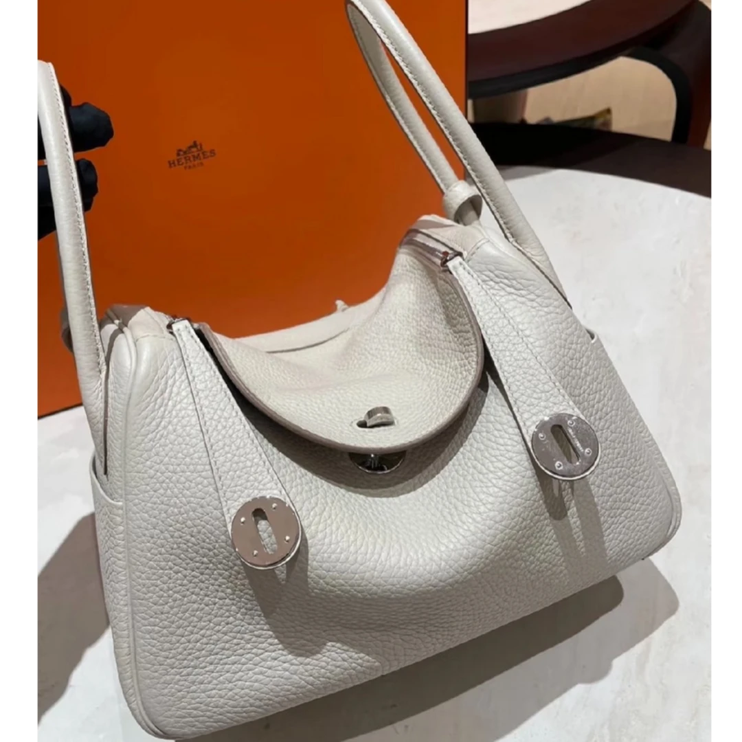 99新 Hermes/爱马仕 小花6珊 Lindy 26 冰川白 C刻 TC皮 银扣包