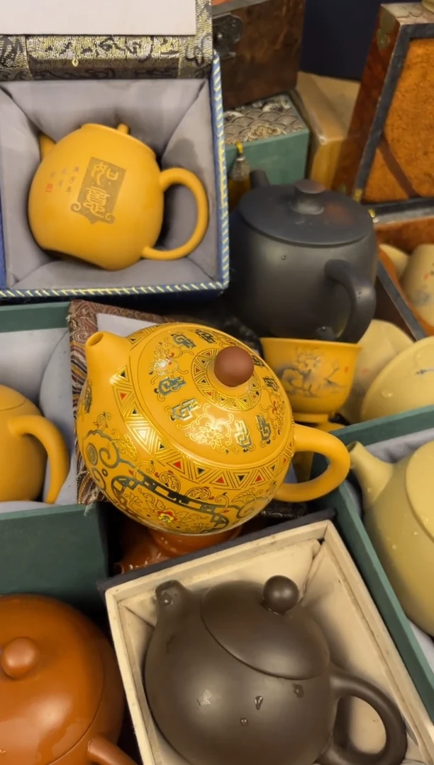 茶壶紫砂-八宝缠枝莲黄段西施