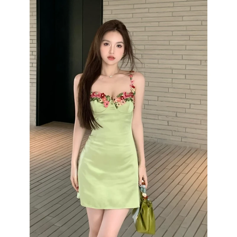 法式设计高级感缎面吊带连衣裙女低胸性感刺绣花朵装饰包臀短裙子